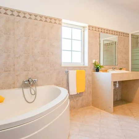 Villa Paradise - Moradia Tranquila Com Piscina Aquecivel E Bbq - Albufeira Lagoa (Algarve)
